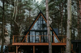 Holzhütte zwischen Bäumen – Symbolbild zur Erzählung