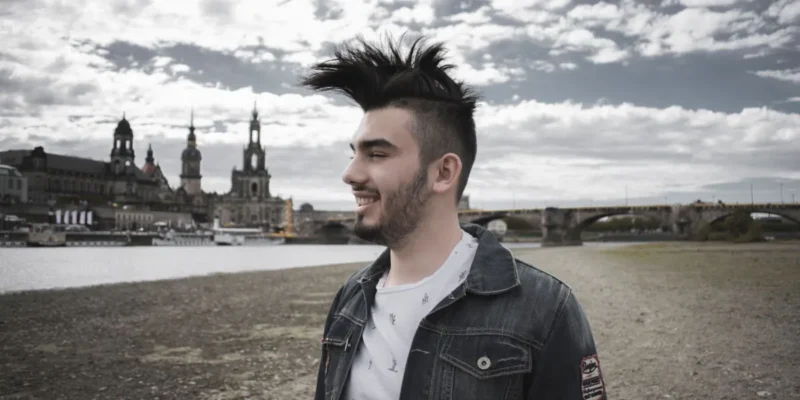 Junger Punk am Flussufer